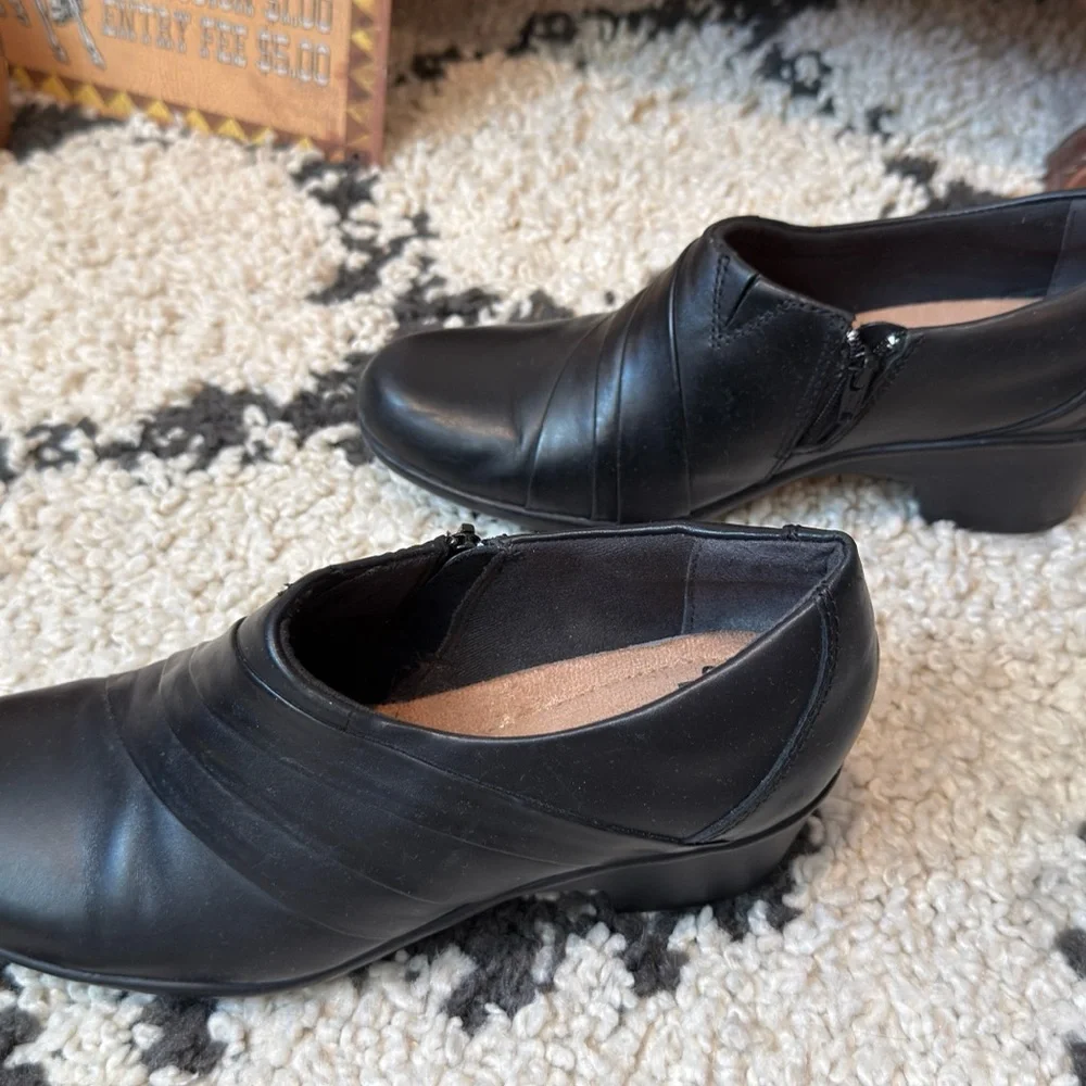 Clarks Black Leather Women’s Comfort Bootie Size 8